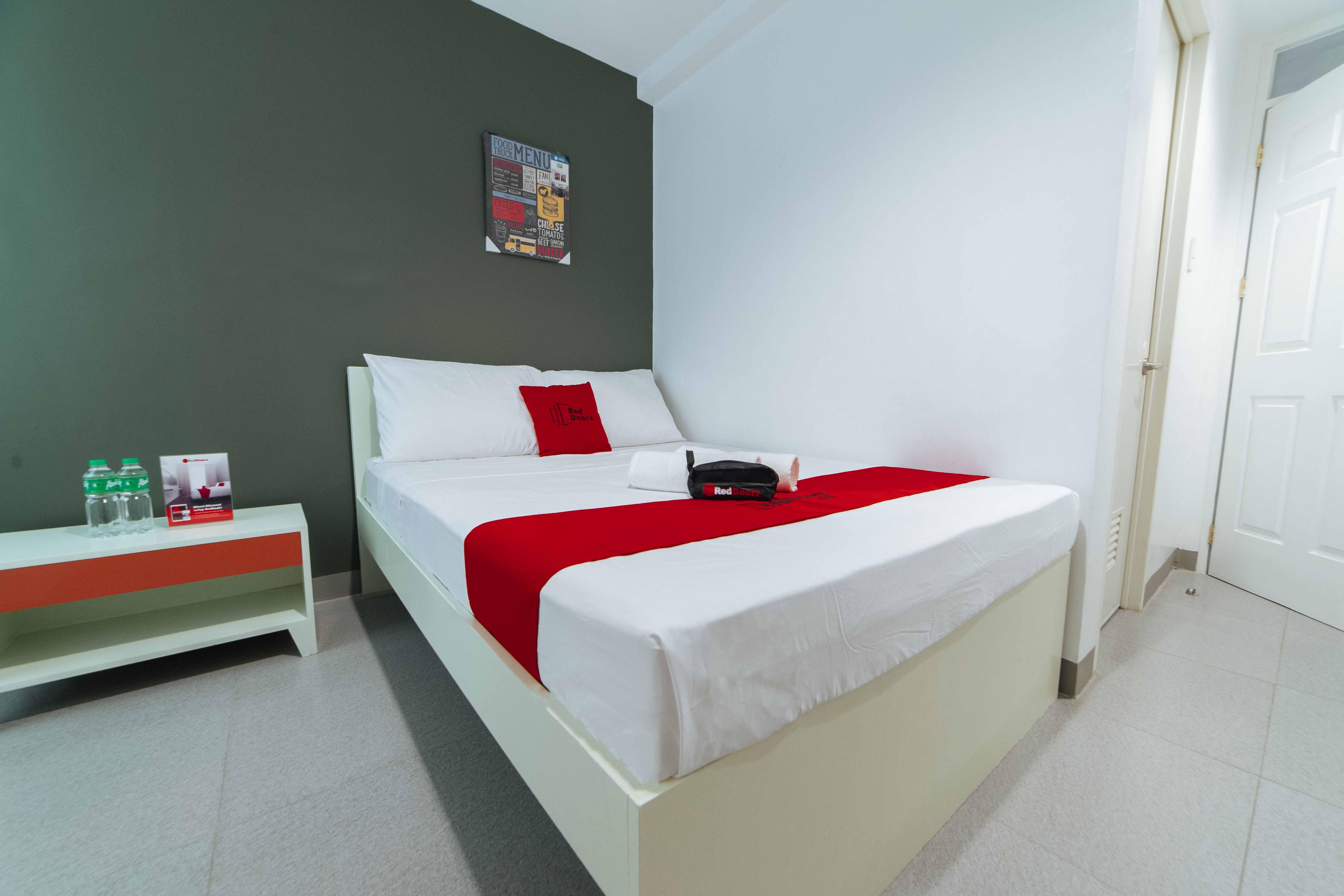 Reddoorz Plus @ Roxas Street Davao Exterior photo
